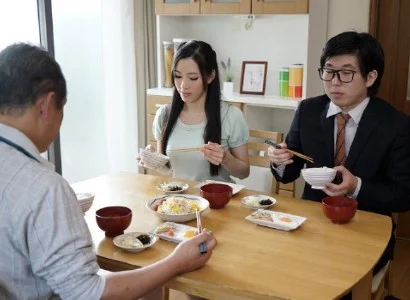 Con dâu đang nứng banh vùng kín cho bố chồng chịch